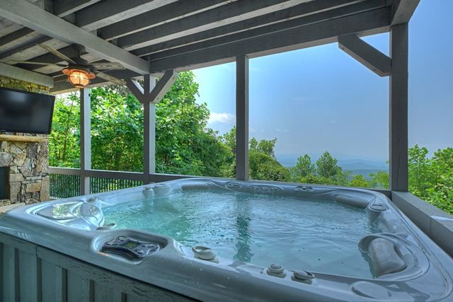 1512 Grandeur Drive, Blue Ridge, GA 30513