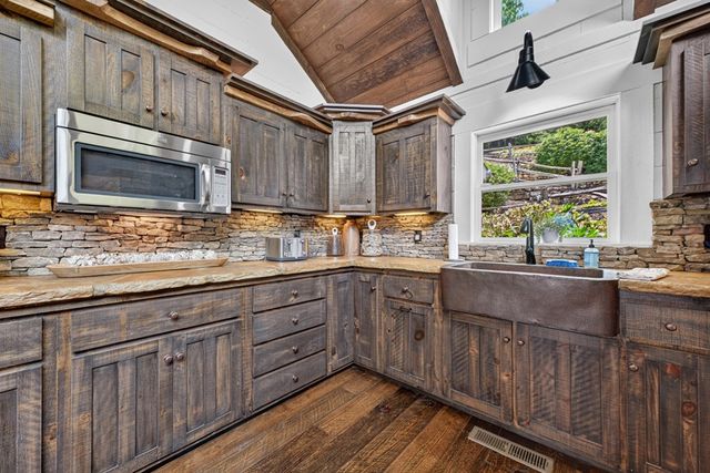 1512 Grandeur Drive, Blue Ridge, GA 30513
