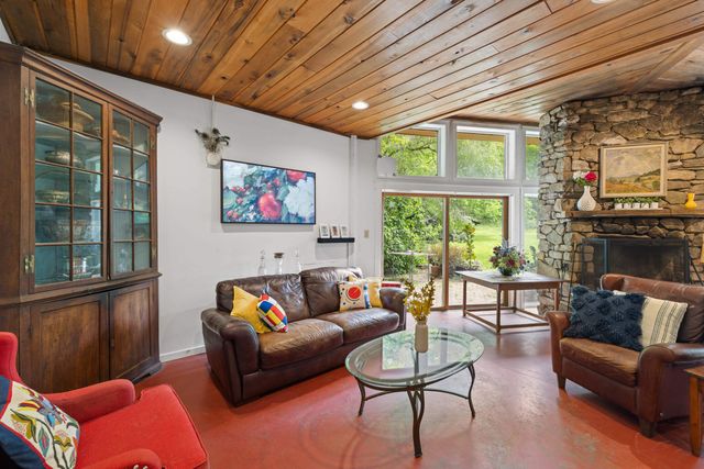 7598 N LEE HWY, Raphine, VA 24472