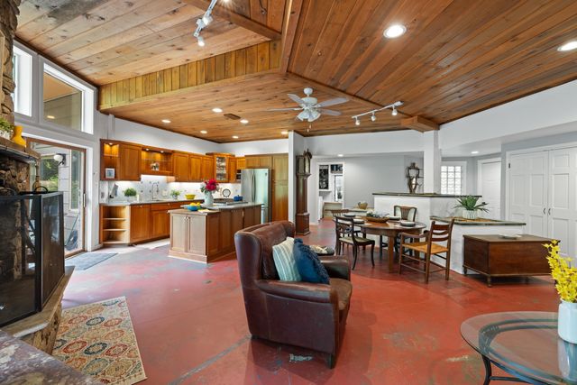 7598 N LEE HWY, Raphine, VA 24472
