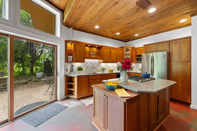 7598 N LEE HWY, Raphine, VA 24472