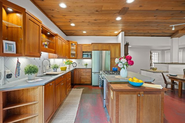 7598 N LEE HWY, Raphine, VA 24472