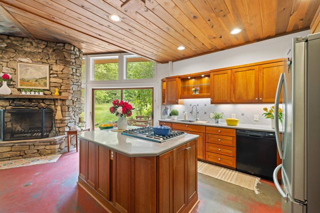 7598 N LEE HWY, Raphine, VA 24472