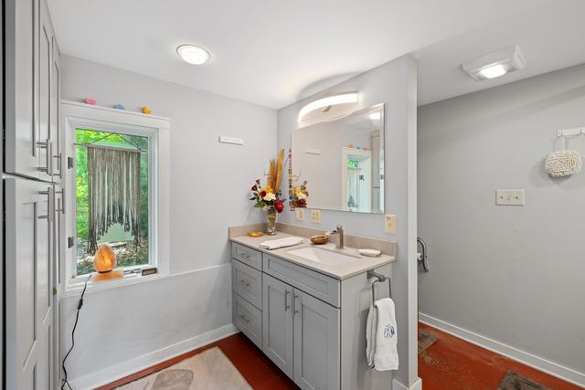 7598 N LEE HWY, Raphine, VA 24472