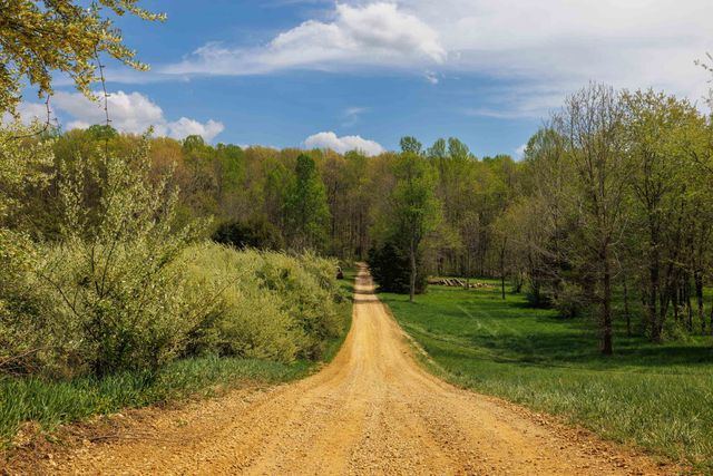 7598 N LEE HWY, Raphine, VA 24472