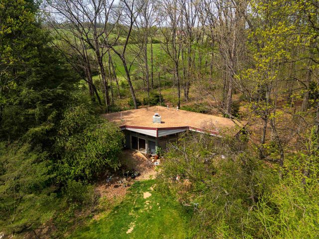 7598 N LEE HWY, Raphine, VA 24472
