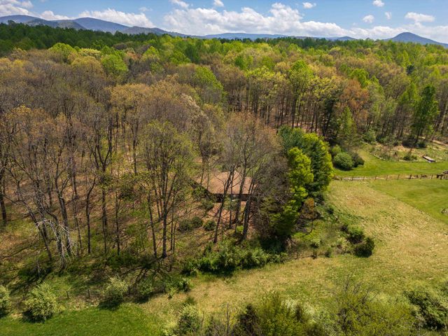 7598 N LEE HWY, Raphine, VA 24472