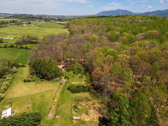 7598 N LEE HWY, Raphine, VA 24472