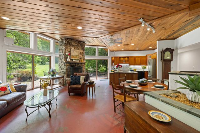 7598 N LEE HWY, Raphine, VA 24472