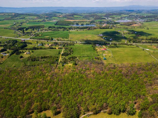 7598 N LEE HWY, Raphine, VA 24472