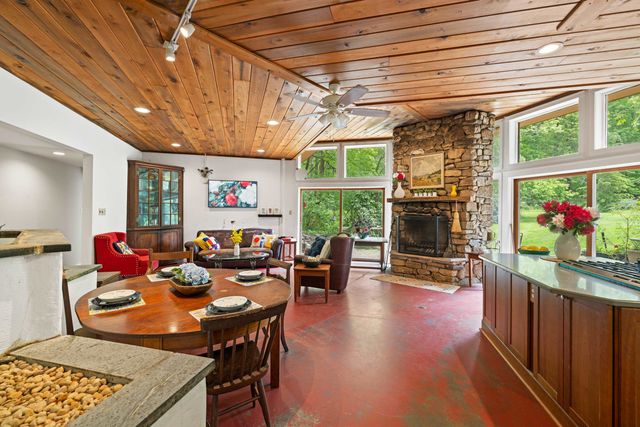 7598 N LEE HWY, Raphine, VA 24472
