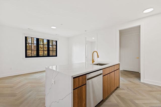 100 East Putnam Avenue 304, Greenwich, CT 06807