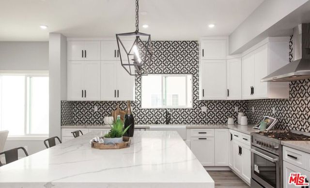 433 S Wilton Place, Los Angeles, CA 90020