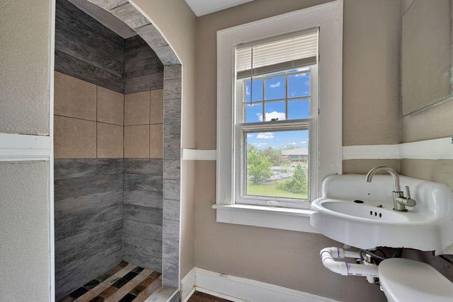 2325 E 03rd Street, Chattanooga, TN 37404