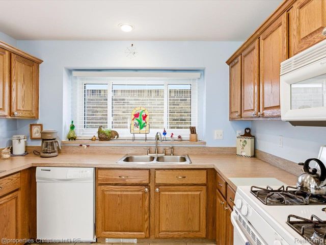 57196 Copper Creek Drive W, Washington Township, MI 48094