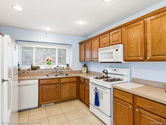 57196 Copper Creek Drive W, Washington Township, MI 48094
