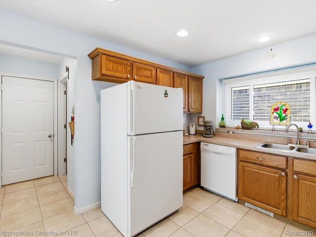 57196 Copper Creek Drive W, Washington Township, MI 48094