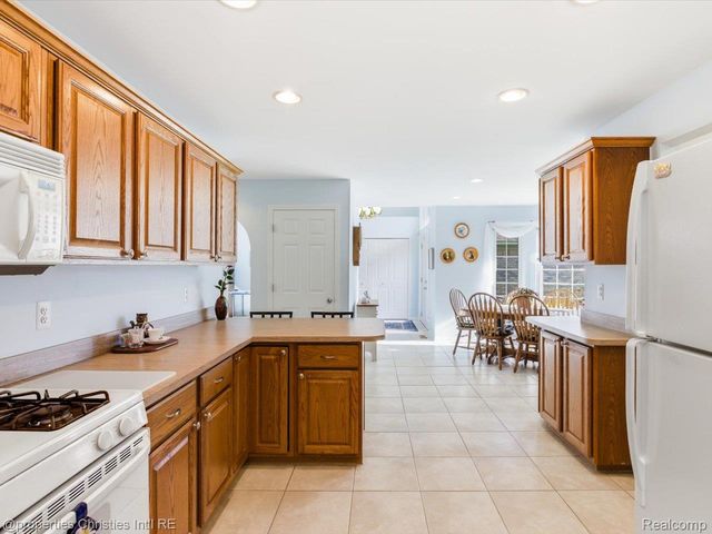 57196 Copper Creek Drive W, Washington Township, MI 48094