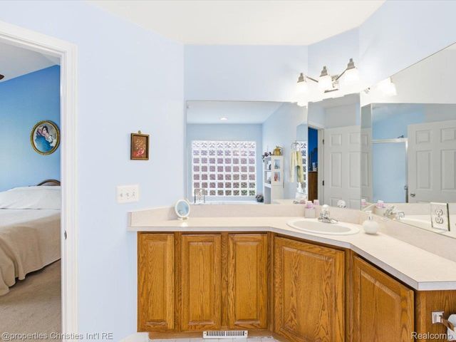 57196 Copper Creek Drive W, Washington Township, MI 48094