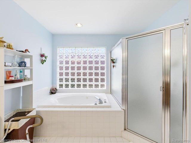 57196 Copper Creek Drive W, Washington Township, MI 48094