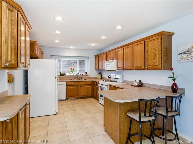 57196 Copper Creek Drive W, Washington Township, MI 48094
