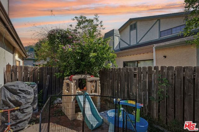 18424 Keswick Street 12, Reseda (los Angeles), CA 91335