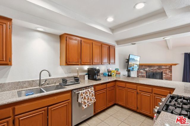 18424 Keswick Street 12, Reseda (los Angeles), CA 91335