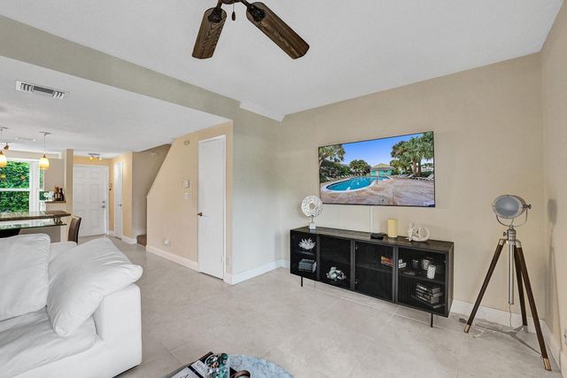2571 NE 15TH Street, Pompano Beach, FL 33062