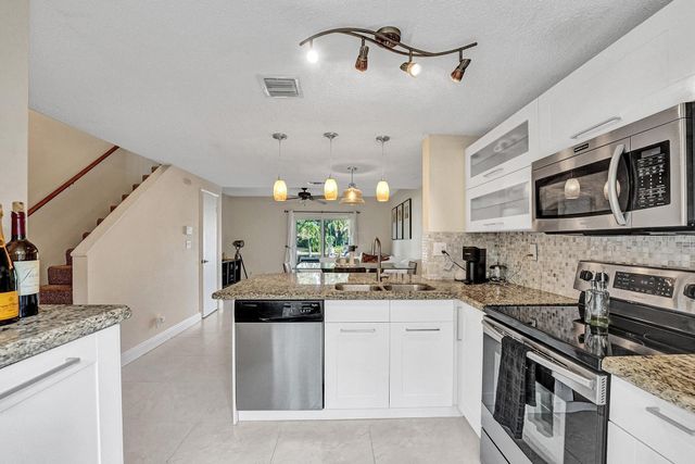 2571 NE 15TH Street, Pompano Beach, FL 33062