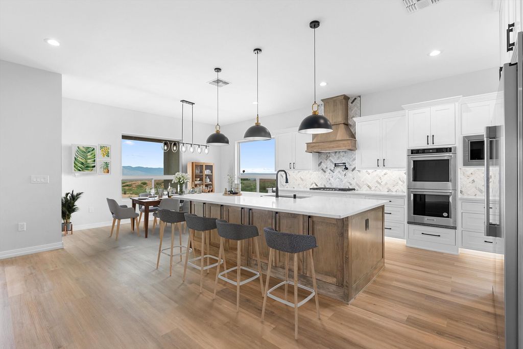 Image 4 of property listing at 512 2nd Street NE, Rio Rancho, NM 87124