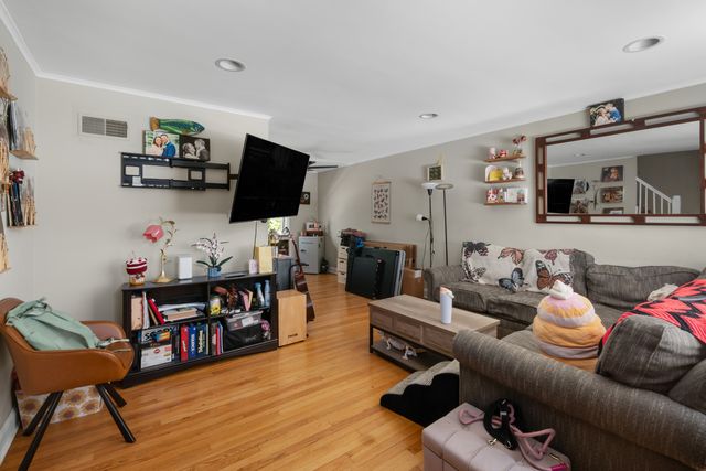 5638 W Carmen Avenue, Chicago, IL 60630