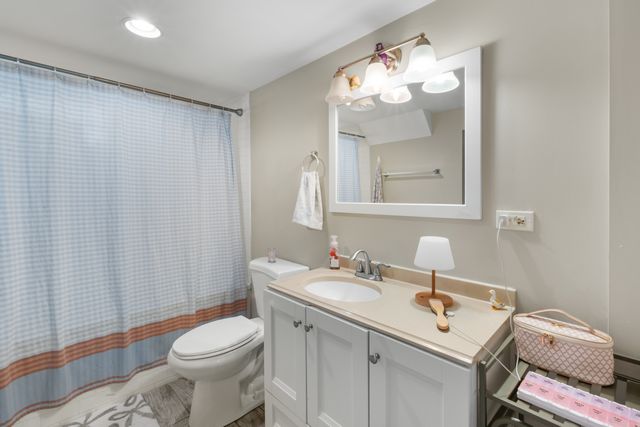 5638 W Carmen Avenue, Chicago, IL 60630