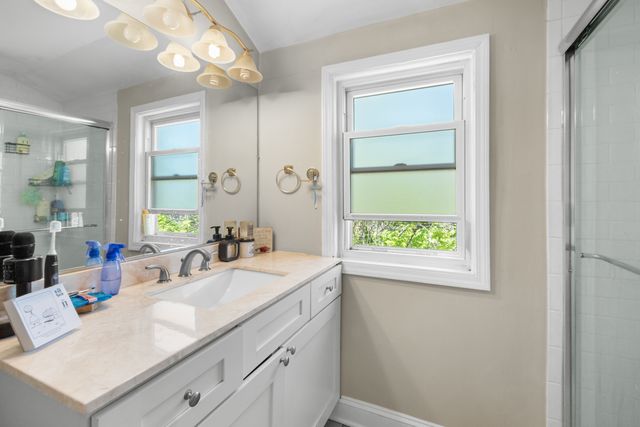5638 W Carmen Avenue, Chicago, IL 60630