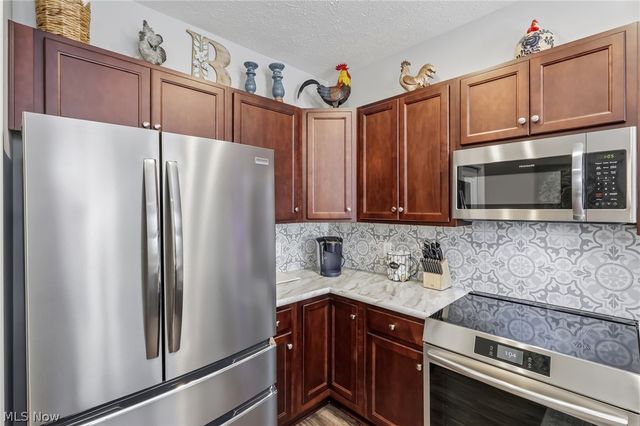 112 Acorn Lane, Elyria, OH 44035