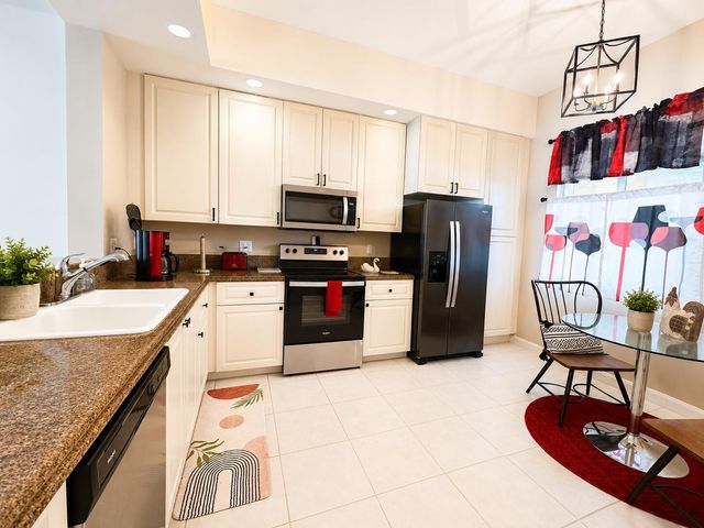 21 Harbour Isle Drive W 105, Fort Pierce, FL 34949