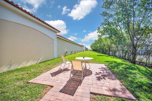 21 Harbour Isle Drive W 105, Fort Pierce, FL 34949