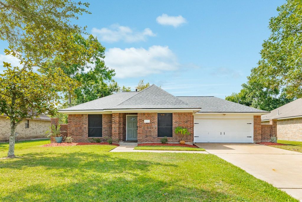 116 Bumelia Street, Lake Jackson, TX 77566