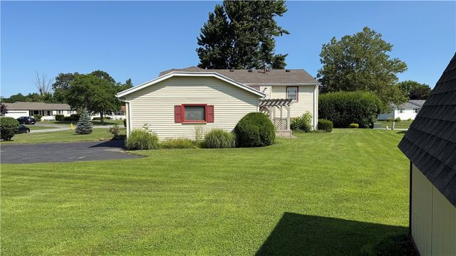 10 Lightwood Lane, Gates, NY 14606