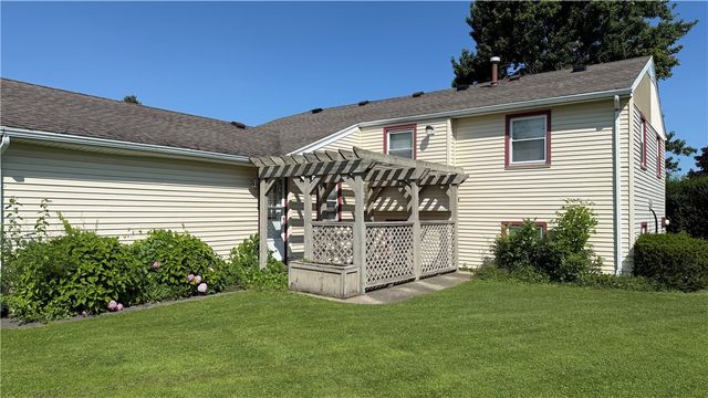 10 Lightwood Lane, Gates, NY 14606