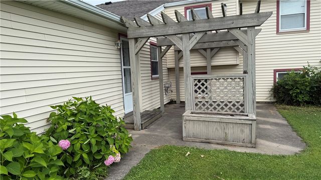 10 Lightwood Lane, Gates, NY 14606