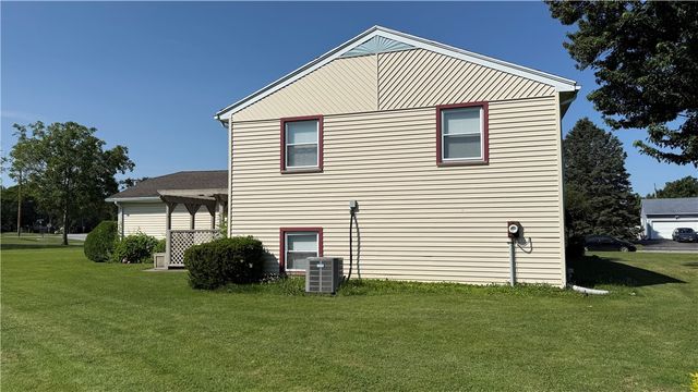 10 Lightwood Lane, Gates, NY 14606