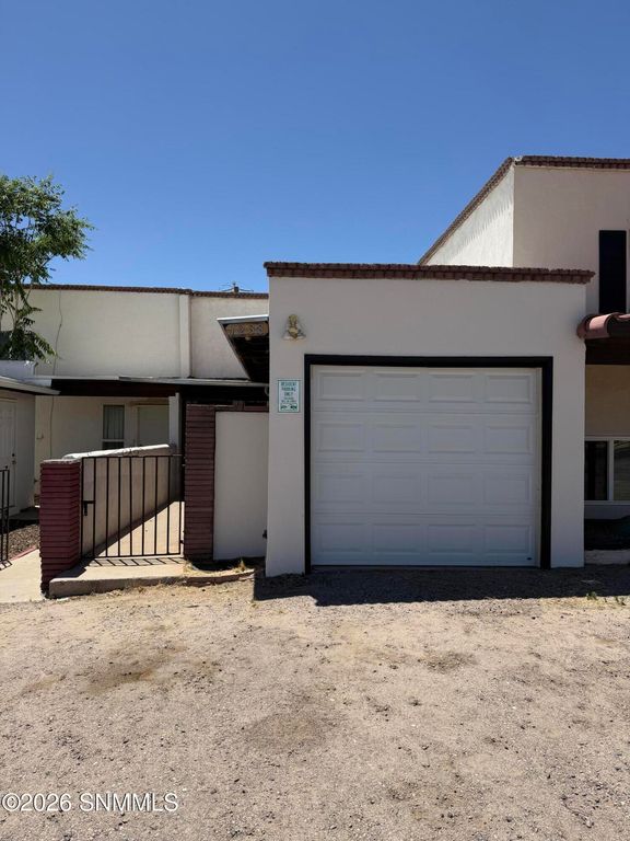 1238 S Triviz Drive, Las Cruces, NM 88001