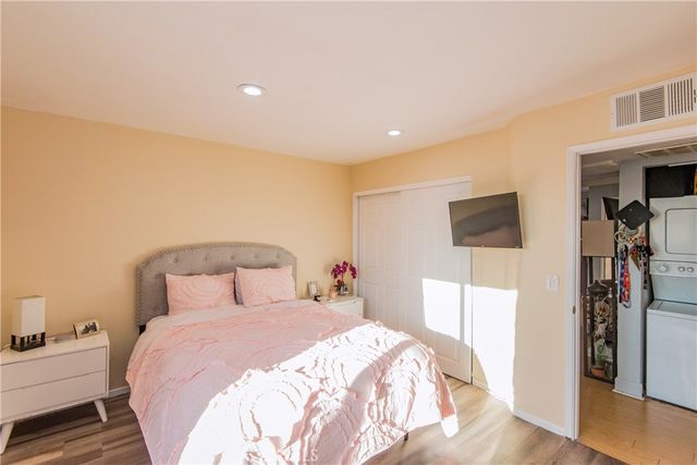 7045 Woodley Avenue 218, Van Nuys, CA 91406
