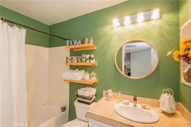 7045 Woodley Avenue 218, Van Nuys, CA 91406