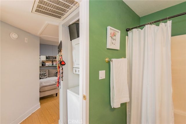 7045 Woodley Avenue 218, Van Nuys, CA 91406