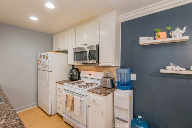 7045 Woodley Avenue 218, Van Nuys, CA 91406