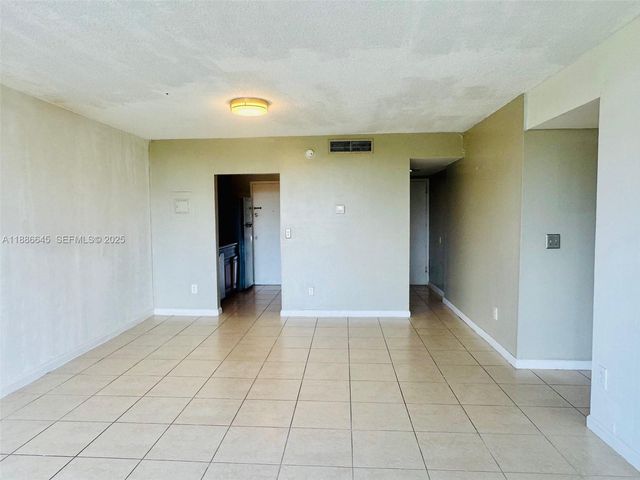 2000 NE 135th Street 403, North Miami, FL 33181