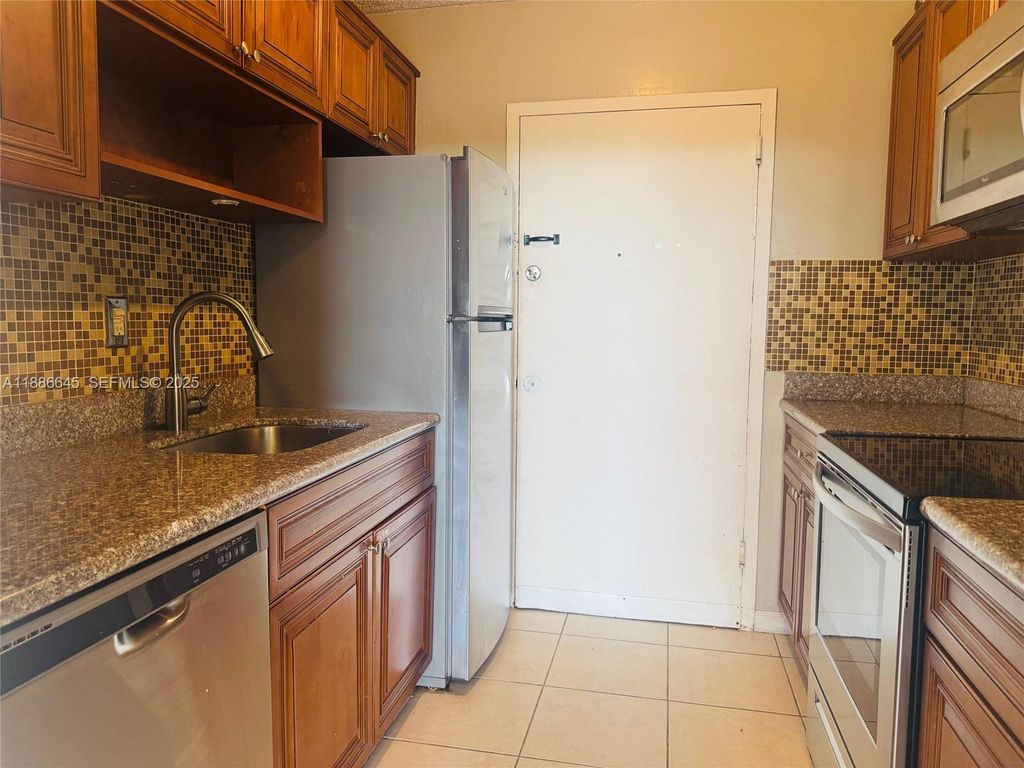 2000 NE 135th Street 403, North Miami, FL 33181