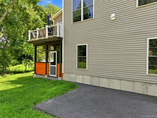 15 Rock Cut Lane, Pleasant Valley, NY 12569