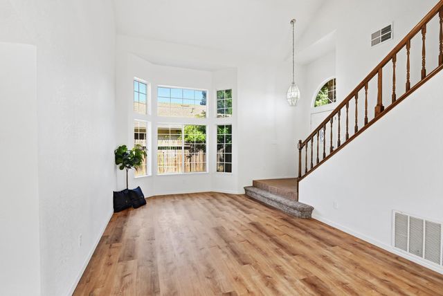 5209 Meadowland Way, Elk Grove, CA 95758